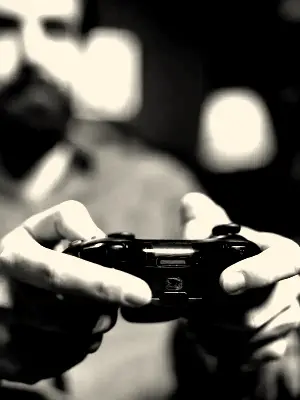 Manos sosteniendo un control de videojuegos